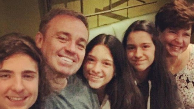 Apresentador tem três filhos, esposa e mãe, de 90 anos Apresentador tem três filhos, esposa e mãe, de 90 anos