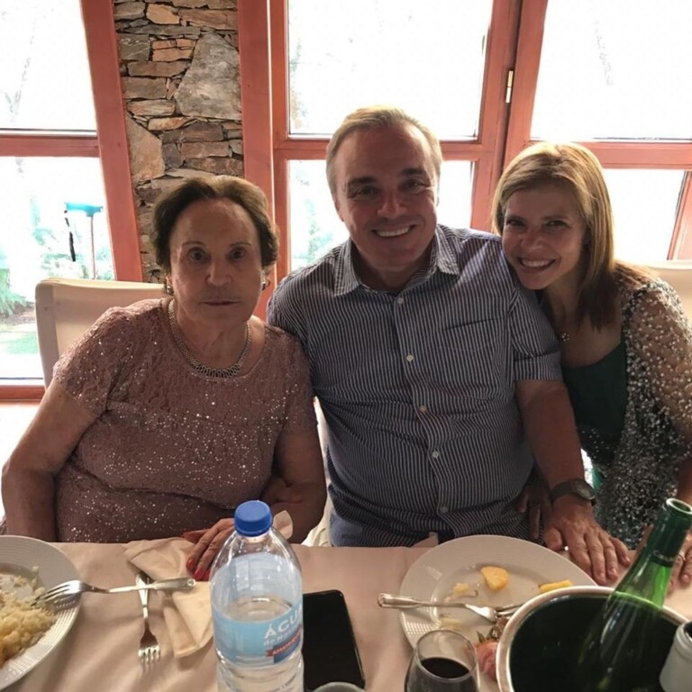 Apresentador tem três filhos, esposa e mãe, de 90 anos Apresentador tem três filhos, esposa e mãe, de 90 anos