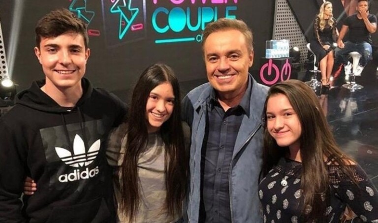Gugu Liberato e os três filhos Gugu Liberato e os três filhos