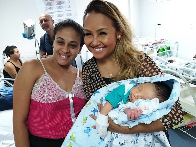 A cantora visitou maternidades durante a gestação A cantora visitou maternidades durante a gestação