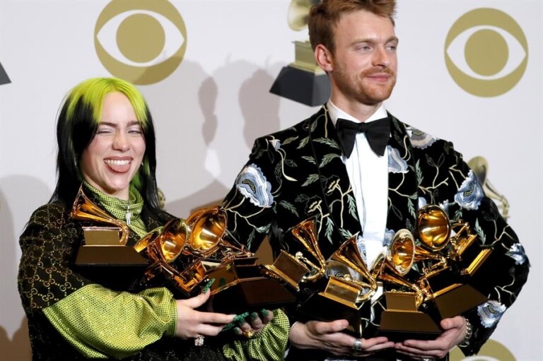 Billie Eilish junto com o irmão, Finneas O'Connell Billie Eilish junto com o irmão, Finneas O'Connell
