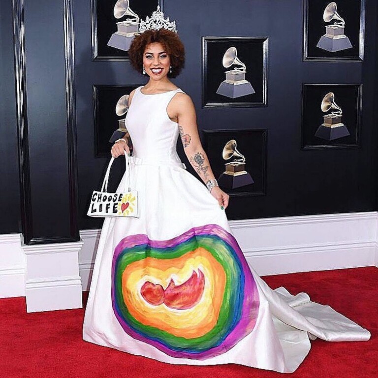 No Grammy 2018, ela se posicionou contra o aborto No Grammy 2018, ela se posicionou contra o aborto