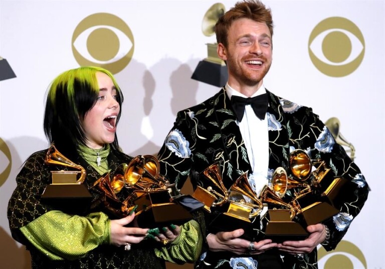 Billie Eilish junto com o irmão, Finneas O'Connell Billie Eilish junto com o irmão, Finneas O'Connell