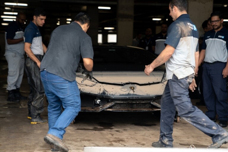 Carro foi rebocado nesta quarta-feira, dois dias após temporal Carro foi rebocado nesta quarta-feira, dois dias após temporal