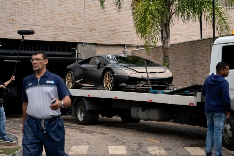 Carro foi rebocado nesta quarta-feira, dois dias após temporal Carro foi rebocado nesta quarta-feira, dois dias após temporal