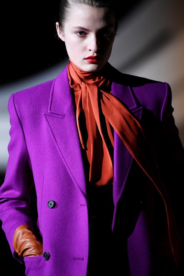 Desfile da grife Yves Saint Laurent, na Semana de Moda em Paris Desfile da grife Yves Saint Laurent, na Semana de Moda em Paris