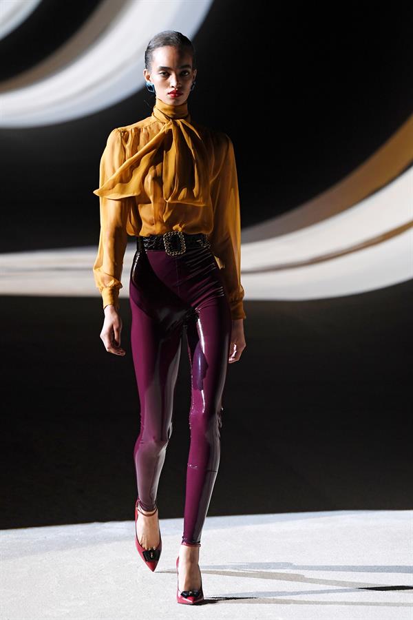 Desfile da grife Yves Saint Laurent, na Semana de Moda em Paris Desfile da grife Yves Saint Laurent, na Semana de Moda em Paris