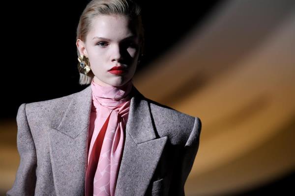 Desfile da grife Yves Saint Laurent, na Semana de Moda em Paris Desfile da grife Yves Saint Laurent, na Semana de Moda em Paris