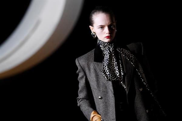 Desfile da grife Yves Saint Laurent, na Semana de Moda em Paris Desfile da grife Yves Saint Laurent, na Semana de Moda em Paris