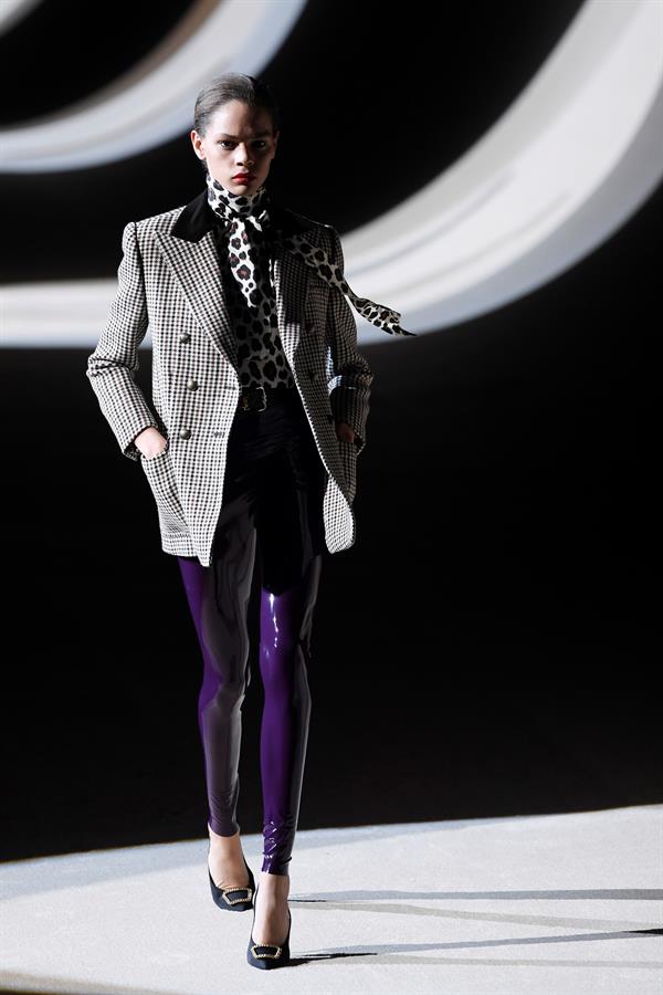 Desfile da grife Yves Saint Laurent, na Semana de Moda em Paris Desfile da grife Yves Saint Laurent, na Semana de Moda em Paris