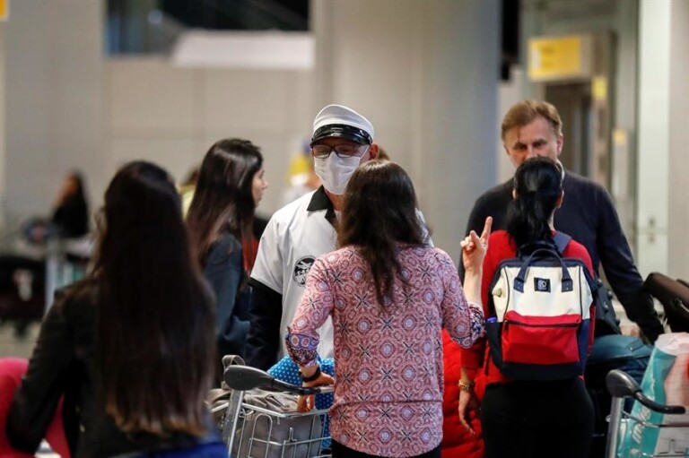 Passageiros usam máscaras no Aeroporto de Guarulhos