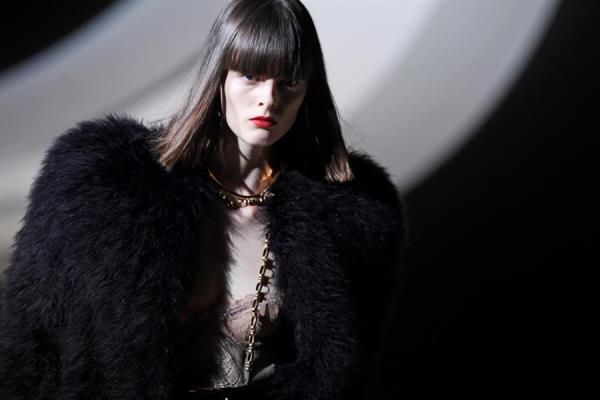 Desfile da grife Yves Saint Laurent, na Semana de Moda em Paris Desfile da grife Yves Saint Laurent, na Semana de Moda em Paris