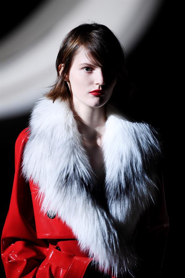 Desfile da grife Yves Saint Laurent, na Semana de Moda em Paris Desfile da grife Yves Saint Laurent, na Semana de Moda em Paris