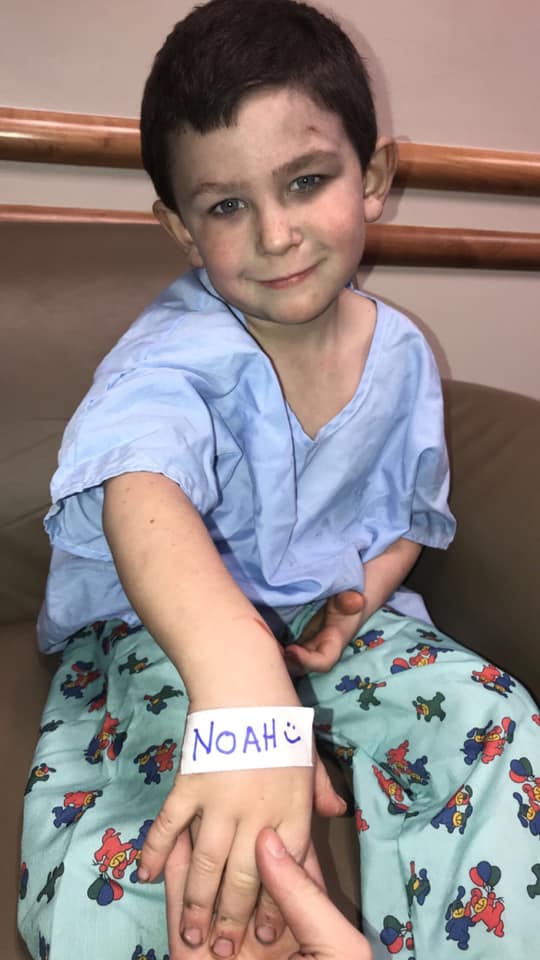 Noah Woods, de apenas 5 anos, salvou toda a família de incêndio em casa Noah Woods, de apenas 5 anos, salvou toda a família de incêndio em casa