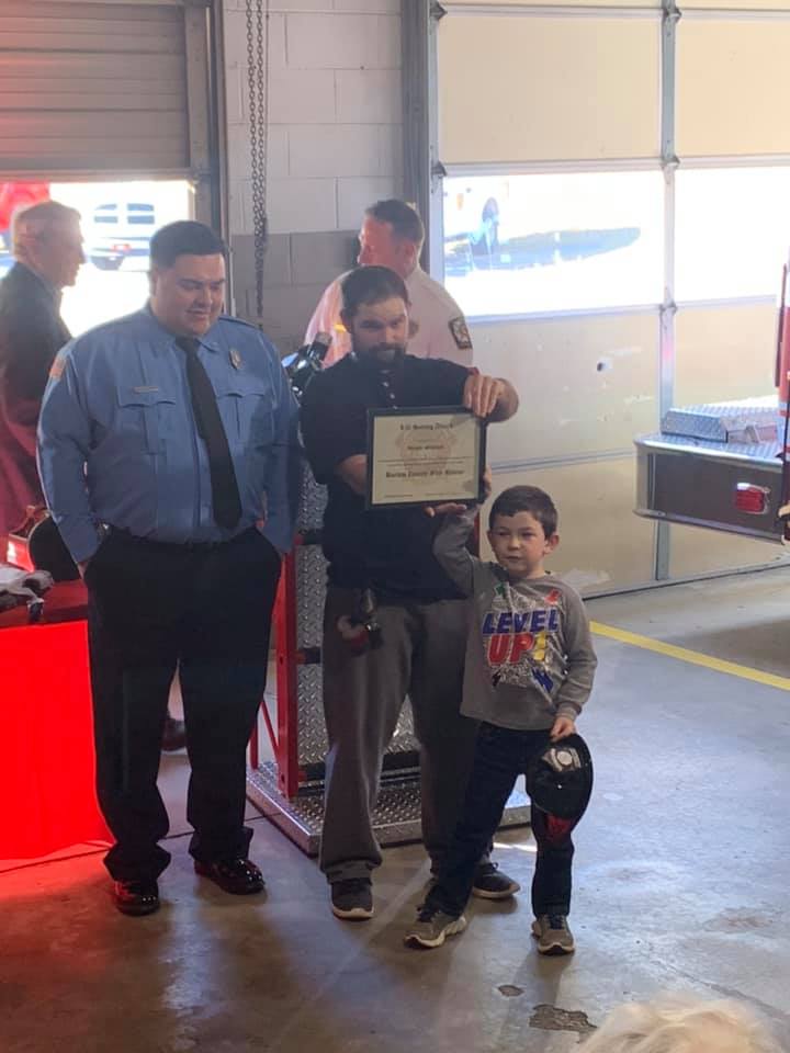 Noah recebeu título de bombeiro honorário da cidade de Bartow Noah recebeu título de bombeiro honorário da cidade de Bartow