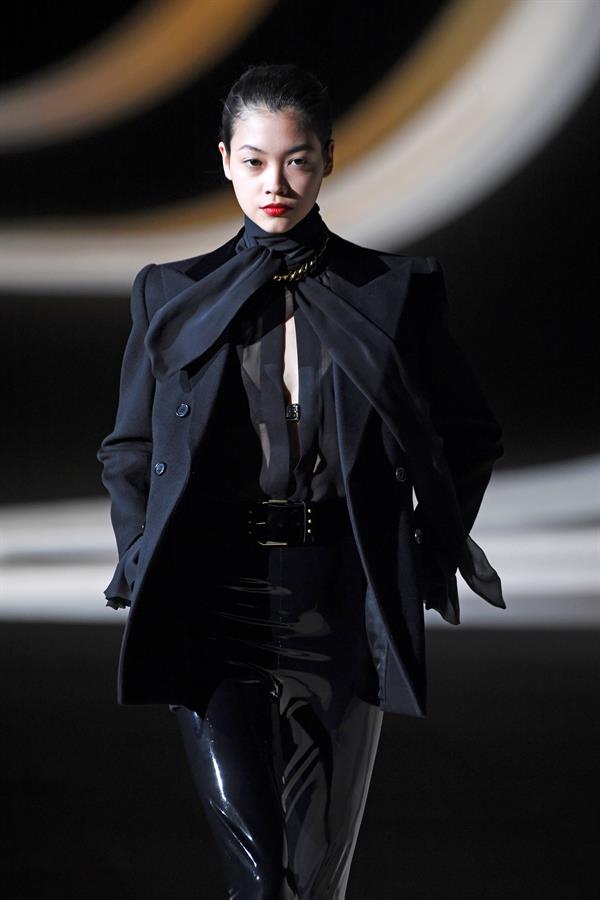 Desfile da grife Yves Saint Laurent, na Semana de Moda em Paris Desfile da grife Yves Saint Laurent, na Semana de Moda em Paris