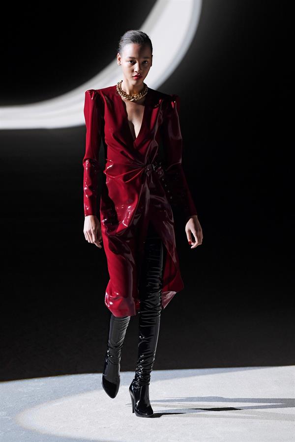 Desfile da grife Yves Saint Laurent, na Semana de Moda em Paris Desfile da grife Yves Saint Laurent, na Semana de Moda em Paris