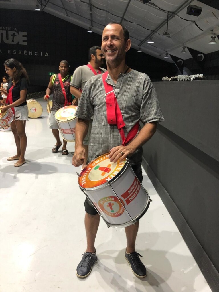 Bloco Sou Cheio de Amor promove integração com voluntários surdos Bloco Sou Cheio de Amor promove integração com voluntários surdos