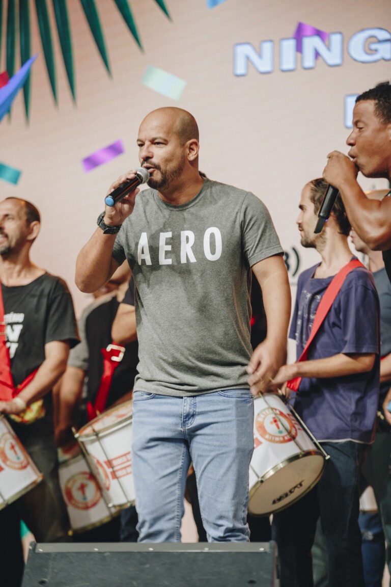 Bloco Sou Cheio de Amor promove integração com voluntários surdos Bloco Sou Cheio de Amor promove integração com voluntários surdos