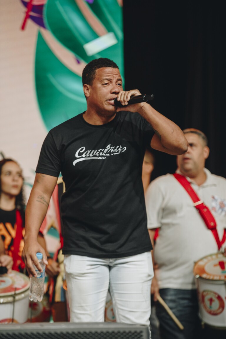 Bloco Sou Cheio de Amor promove integração com voluntários surdos Bloco Sou Cheio de Amor promove integração com voluntários surdos