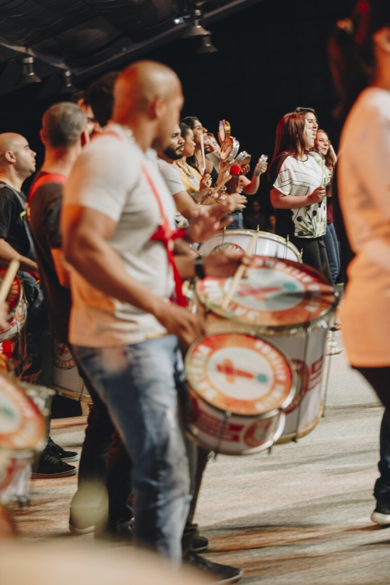 Bloco Sou Cheio de Amor promove integração com voluntários surdos Bloco Sou Cheio de Amor promove integração com voluntários surdos