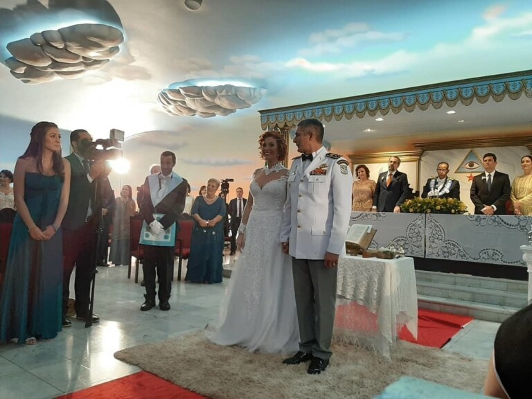 Carla Zambelli e coronel Aginaldo se casam em templo maçom Carla Zambelli e coronel Aginaldo se casam em templo maçom