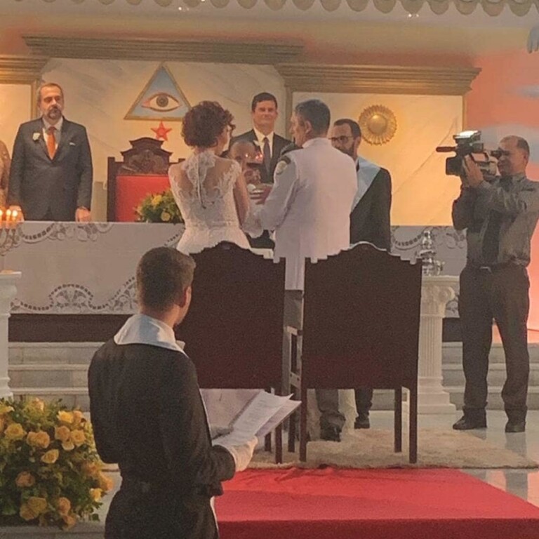 Carla Zambelli e coronel Aginaldo se casam em templo maçom Carla Zambelli e coronel Aginaldo se casam em templo maçom