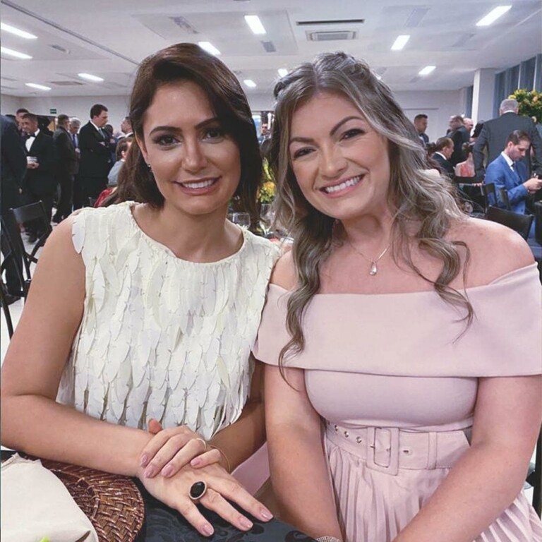 Carla Zambelli e coronel Aginaldo se casam em templo maçom Carla Zambelli e coronel Aginaldo se casam em templo maçom