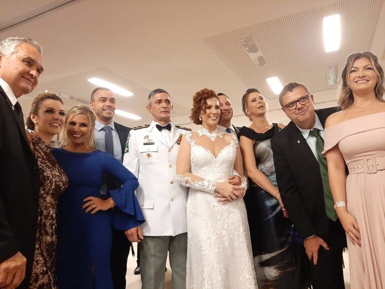 Carla Zambelli e coronel Aginaldo se casam em templo maçom Carla Zambelli e coronel Aginaldo se casam em templo maçom