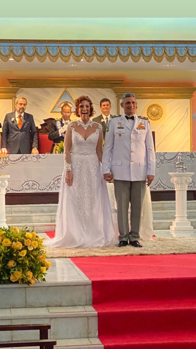Carla Zambelli e coronel Aginaldo se casam em templo maçom Carla Zambelli e coronel Aginaldo se casam em templo maçom