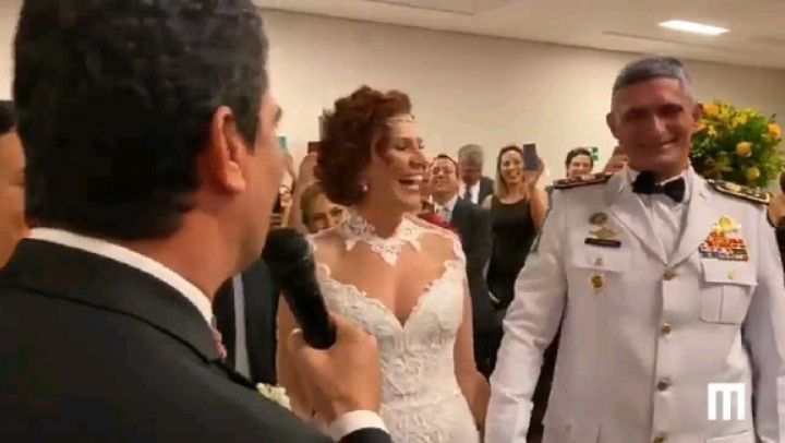 Carla Zambelli e coronel Aginaldo se casam em templo maçom Carla Zambelli e coronel Aginaldo se casam em templo maçom