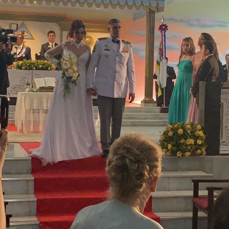 Carla Zambelli e coronel Aginaldo se casam em templo maçom Carla Zambelli e coronel Aginaldo se casam em templo maçom
