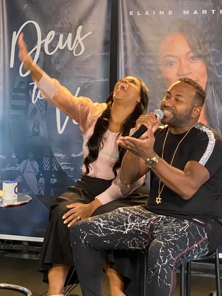 Jairo Bonfim dividiu o microfone com a cantora Jairo Bonfim dividiu o microfone com a cantora