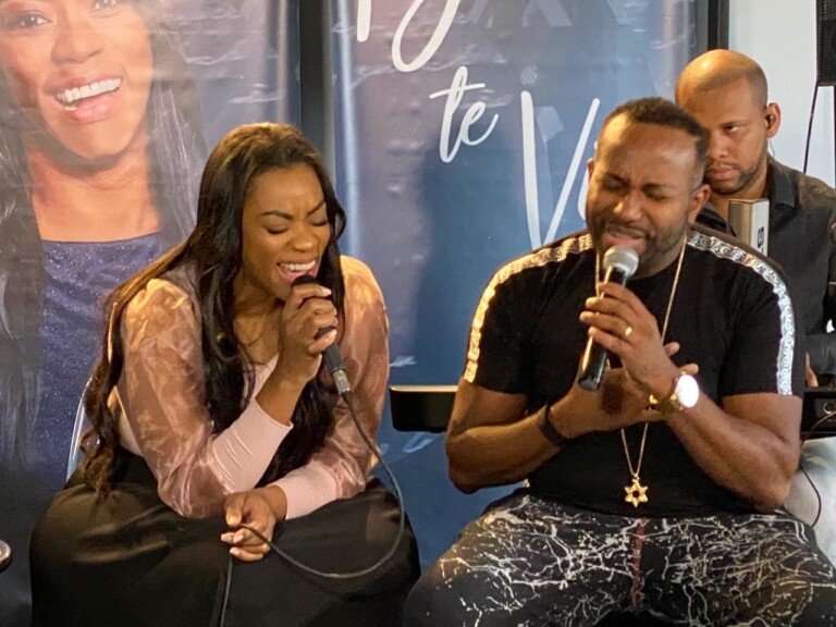 Jairo Bonfim dividiu o microfone com a cantora Jairo Bonfim dividiu o microfone com a cantora