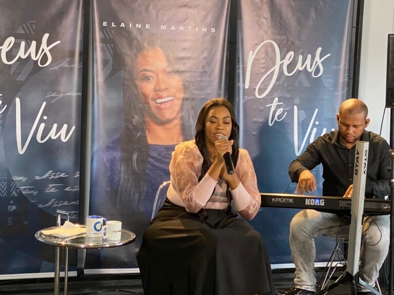 Elaine Martins fez pocket-show na MK Music Elaine Martins fez pocket-show na MK Music