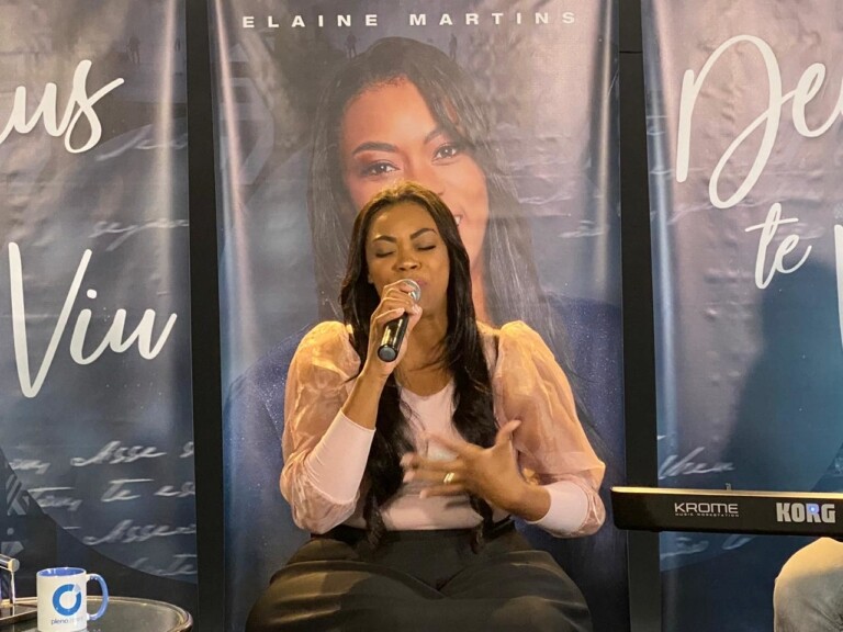 Elaine Martins fez pocket-show na MK Music Elaine Martins fez pocket-show na MK Music