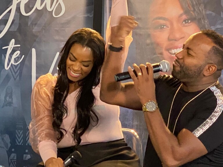 Jairo Bonfim dividiu o microfone com a cantora Jairo Bonfim dividiu o microfone com a cantora