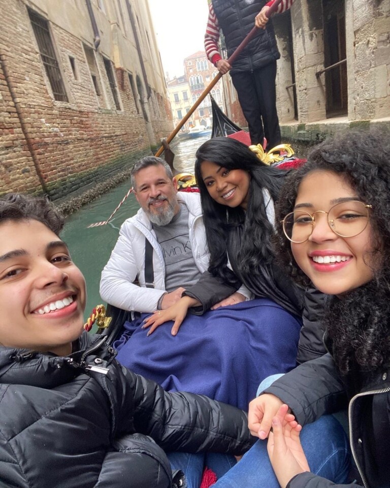 Gisele Nascimento passeou por Veneza ao lado do marido e dos filhos Gisele Nascimento passeou por Veneza ao lado do marido e dos filhos