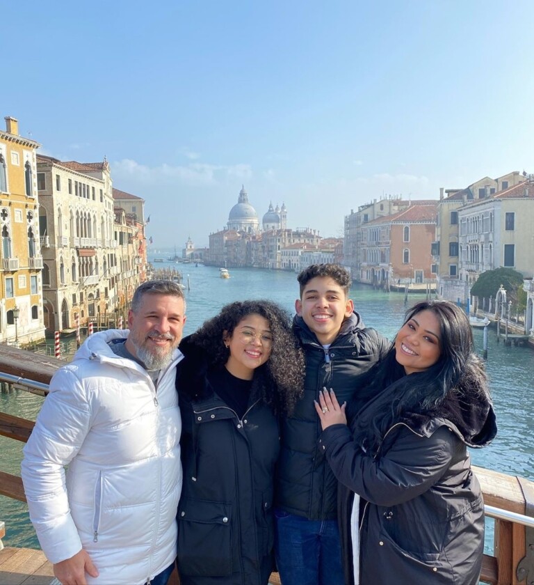 Gisele Nascimento passeou por Veneza ao lado do marido e dos filhos Gisele Nascimento passeou por Veneza ao lado do marido e dos filhos