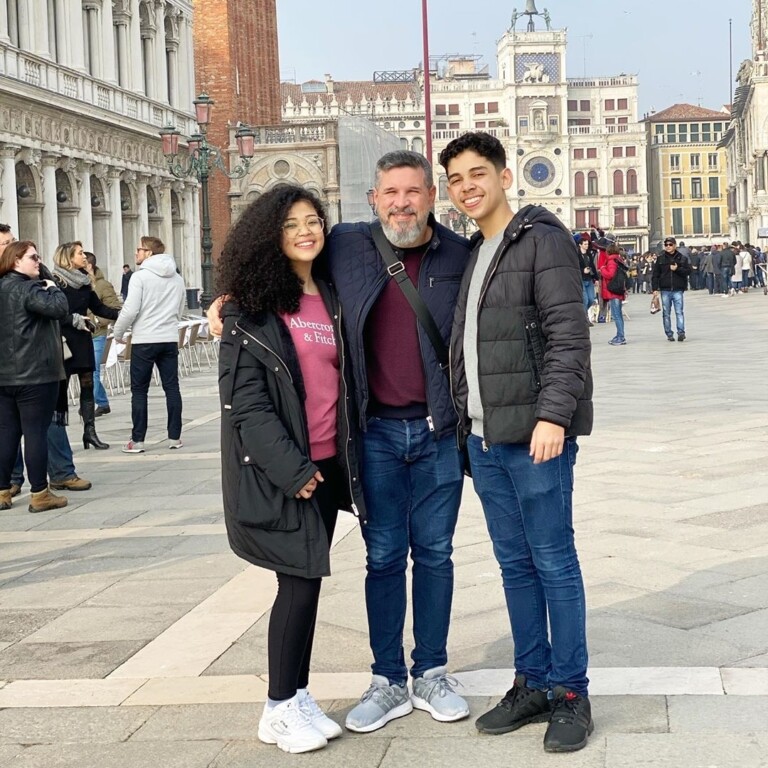Gisele Nascimento passeou por Veneza ao lado do marido e dos filhos Gisele Nascimento passeou por Veneza ao lado do marido e dos filhos