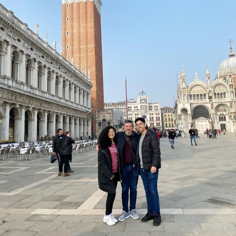 Gisele Nascimento passeou por Veneza ao lado do marido e dos filhos Gisele Nascimento passeou por Veneza ao lado do marido e dos filhos