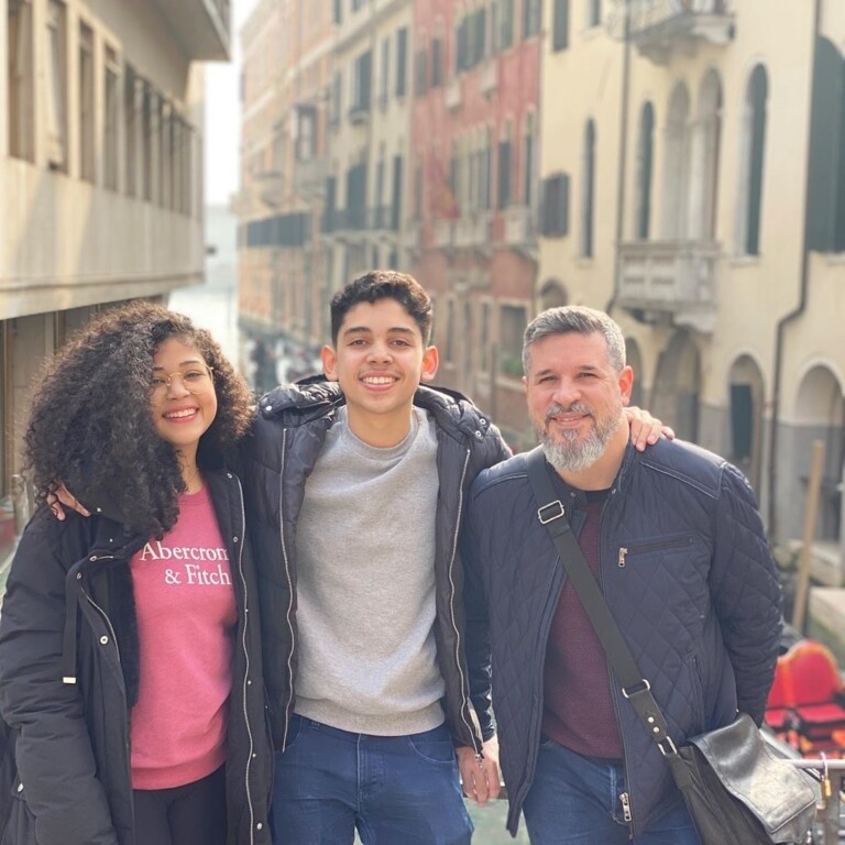 Gisele Nascimento passeou por Veneza ao lado do marido e dos filhos Gisele Nascimento passeou por Veneza ao lado do marido e dos filhos