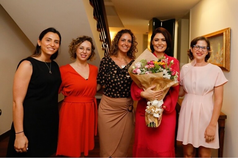Michelle Bolsonaro e ministros se reúnem na Embaixada de Israel Michelle Bolsonaro e ministros se reúnem na Embaixada de Israel