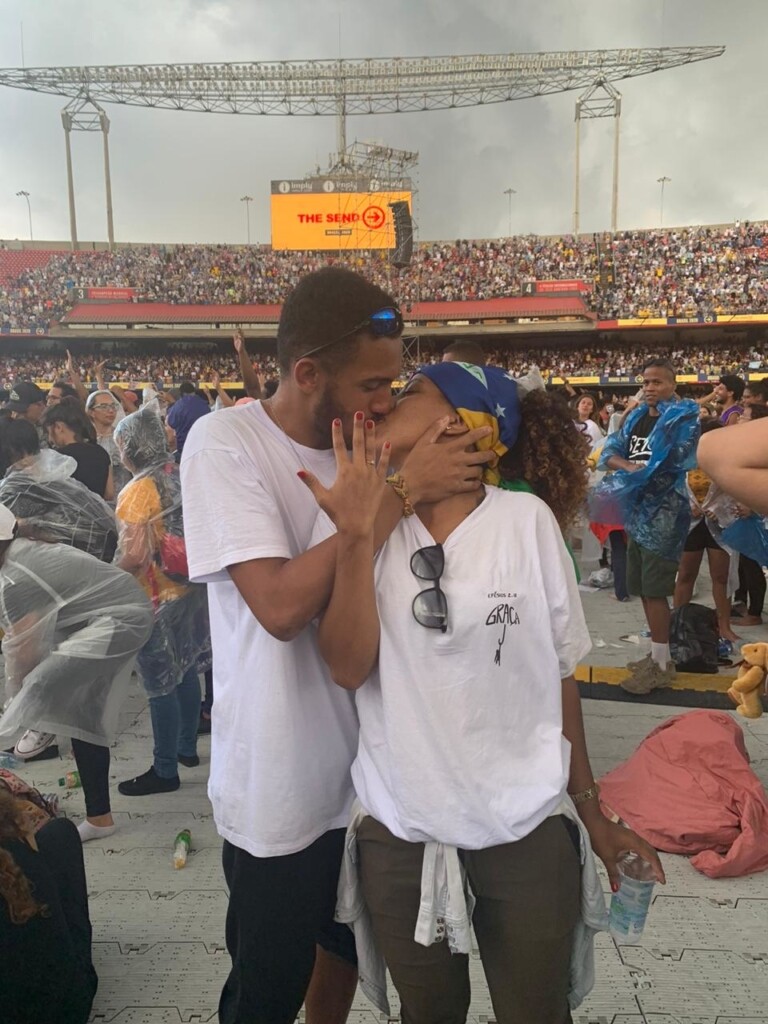 Ester também foi pedida em casamento durante a conferência Ester também foi pedida em casamento durante a conferência