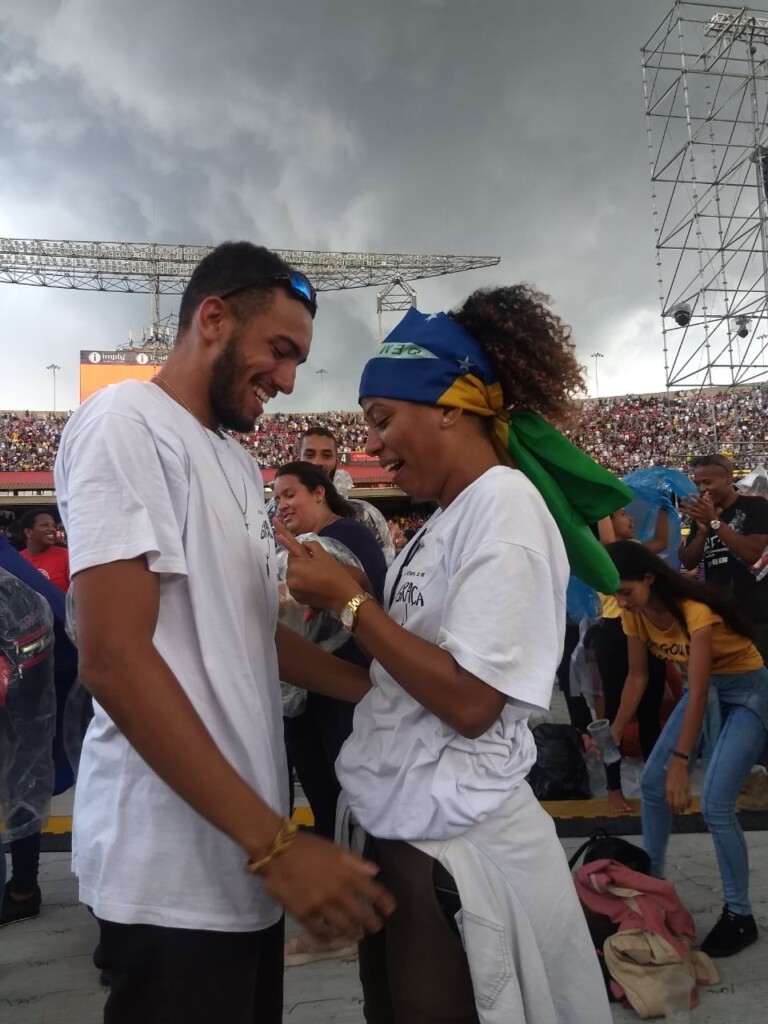 Ester também foi pedida em casamento durante a conferência Ester também foi pedida em casamento durante a conferência