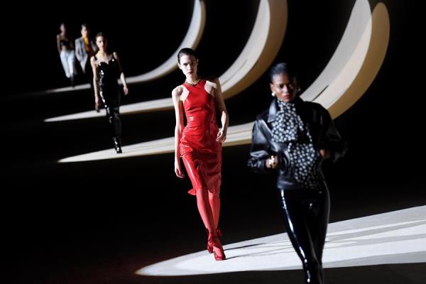 Desfile da grife Yves Saint Laurent, na Semana de Moda em Paris Desfile da grife Yves Saint Laurent, na Semana de Moda em Paris