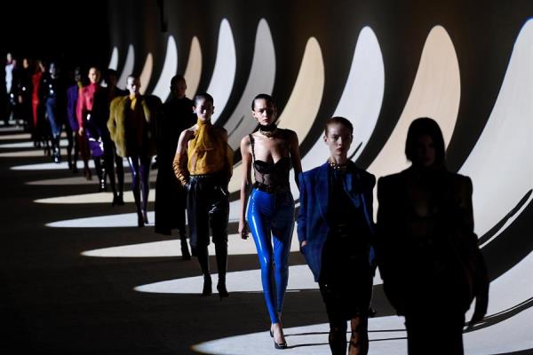 Desfile da grife Yves Saint Laurent, na Semana de Moda em Paris Desfile da grife Yves Saint Laurent, na Semana de Moda em Paris