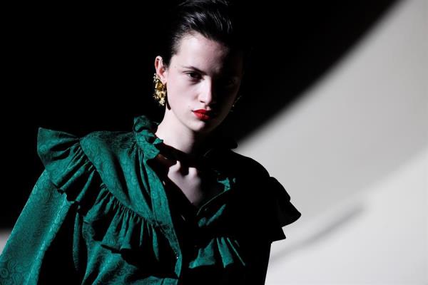 Desfile da grife Yves Saint Laurent, na Semana de Moda em Paris Desfile da grife Yves Saint Laurent, na Semana de Moda em Paris