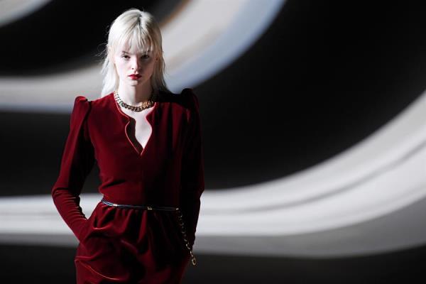 Desfile da grife Yves Saint Laurent, na Semana de Moda em Paris Desfile da grife Yves Saint Laurent, na Semana de Moda em Paris