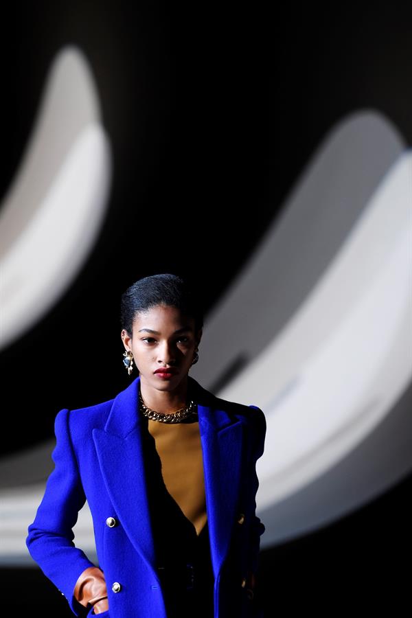 Desfile da grife Yves Saint Laurent, na Semana de Moda em Paris Desfile da grife Yves Saint Laurent, na Semana de Moda em Paris